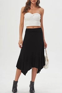 Détail de la jupe noire asymétrique et du haut bandeau blanc avec nœud frontal