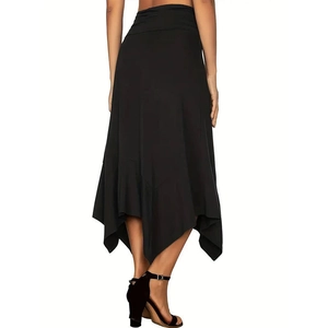 Détail d'une jupe midi noire taille haute avec ourlet mouchoir asymétrique très tendance