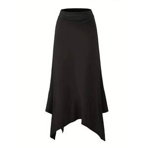 Détail d'une jupe noire à taille haute avec ourlet asymétrique et design froncé chic