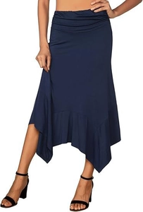 Vue détaillée de l'ourlet irrégulier et asymétrique d'une jupe midi bleu marine à taille haute