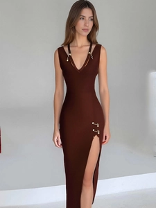 Mouwloze maxi-jurk met diepe V-hals, hoge split en gouden veiligheidsspeld details