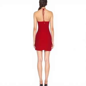 Vue arrière de la mini-robe licou rouge montrant le dos nu et la coupe moulante