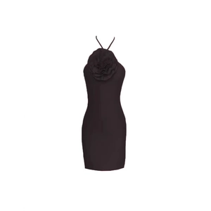 Détail de la robe licou avec une grande fleur rose 3D et une silhouette moulante