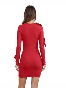 Vue arrière détaillée de la robe bandage rouge à manches longues avec volants et zip