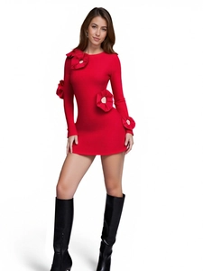 Détail de robe rouge moulante à fleurs 3D avec texture en maille et manches longues