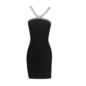 Detail der silbernen Strassverzierungen an einem schwarzen Neckholder-Minikleid