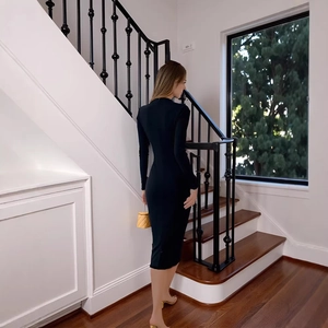 Eng anliegendes schwarzes Langarm-Midikleid mit V-Ausschnitt und eleganten goldenen Knöpfen