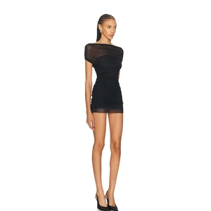 Détail de la mini robe moulante noire avec fronces et manches en maille à épaules dénudées