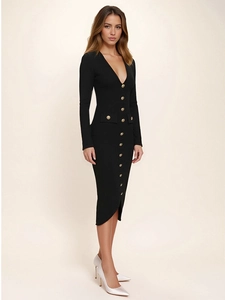 Detail eines schwarzen V-Ausschnitt Bodycon-Kleides mit langen Ärmeln und Goldknöpfen