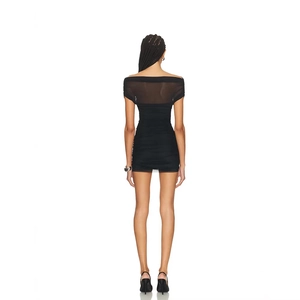 Vue de dos d'une mini robe en tulle noir froncé avec détails épaules dénudées