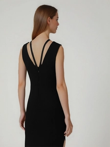 Elegante nauwsluitende zwarte mouwloze V-hals jurk met zijsplit en gekruiste bandjes
