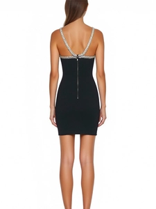Rückenansicht des schwarzen Bodycon-Minikleids mit Strasssteinen und Reißverschluss