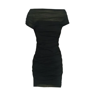 Détail d'une mini-robe noire à épaules dénudées avec mesh transparent et tissu à fronces