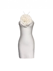 Robe mini licou blanche avec grande fleur 3D et coupe moulante pour un look élégant