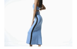 Détail de l'ensemble deux pièces bleu clair avec laçage latéral sur la jupe longue