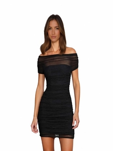 Mini robe moulante noire à épaules dénudées avec texture froncée et décolleté en tulle