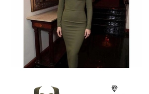 Détail de l'encolure incurvée unique et du tissu en maille côtelée de la robe vert olive