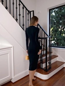 Elegantes schwarzes figurbetontes Strickkleid mit V-Ausschnitt und langen Ärmeln