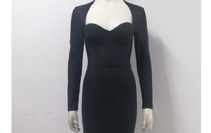 Détail de robe moulante noire à manches longues avec décolleté en forme de cœur évidé