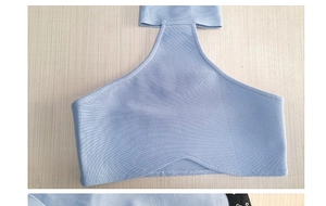 Gros plan sur la robe tricotée bleu clair avec licou et texture de tissu côtelé fin