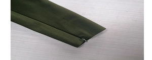 Détail macro d'une robe vert olive avec fermeture à glissière invisible de précision