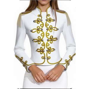 Dettaglio di spalline con nappe dorate e ricami in stile militare su una giacca bianca