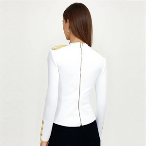 Vista dettagliata del retro del blazer bianco con zip dorata e spalline a frange