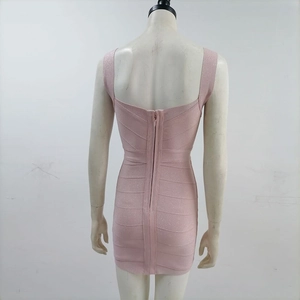 Vista posteriore di un abito a fascia rosa metallizzato con cerniera lunga e vestibilità bodycon