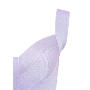 Dettaglio dell'abito lavanda con trama in filo dorato e tessuto elasticizzato lucido