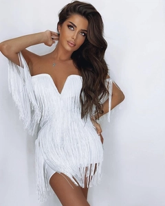 Détail de la mini robe blanche moulante à col en V avec franges élégantes et dos nu raffiné