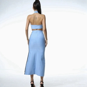 Ensemble deux pièces bleu clair avec haut dos nu licou et jupe longue moulante chic