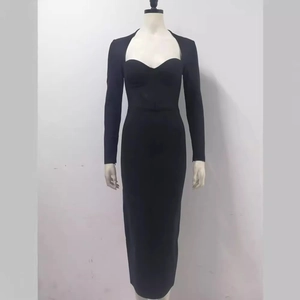 Robe longue noire élégante et ajustée avec décolleté en cœur et manches longues