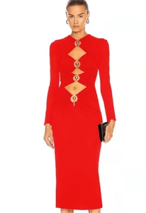 Robe moulante rouge à manches longues avec découpes et anneaux dorés sur fond blanc