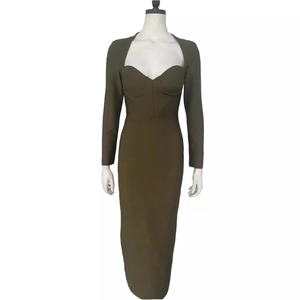 Robe midi moulante vert olive foncé avec décolleté en cœur et manches longues évidées