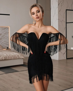 Détail d'une robe noire à franges avec design épaules dénudées et pompons gracieux