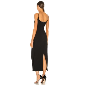 Détail d'une robe longue bandage noire avec dos nu et fente arrière élégante