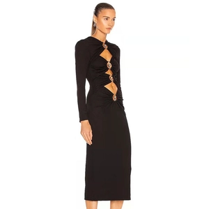 Robe midi noire à manches longues avec découpes et anneaux métalliques ajustée