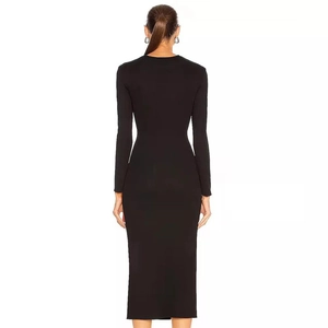Robe midi noire moulante à manches longues avec anneau en fer et dos évidé