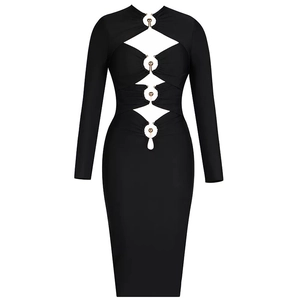 Robe midi noire à manches longues avec découpes frontales et anneaux métalliques