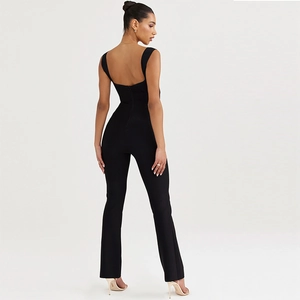Combinaison moulante noire pour femme avec dos nu et jambes évasées élégantes