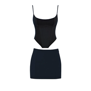 Completo due pezzi nero da donna con top a canotta cropped e minigonna aderente