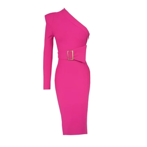 Robe bandage rose fuchsia à une épaule avec manche longue et ceinture à boucle dorée