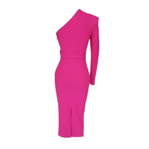 Robe de soirée asymétrique rose fuchsia à manche longue avec ceinture assortie
