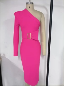 Robe bandage rose fuchsia à une épaule, manche longue et boucle de ceinture dorée chic