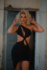 Abito a fascia sexy nero monospalla con ritagli audaci e design attillato da donna