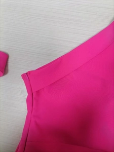 Détail de robe de soirée rose fuchsia avec fermeture éclair invisible et tissu texturé