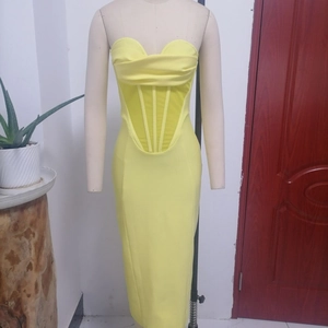 Détail de la robe moulante jaune bustier avec structure en baleines et design corset