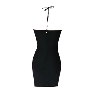 Vue de face robe mini dos nu noire avec coupe ajustée et détails de nouage