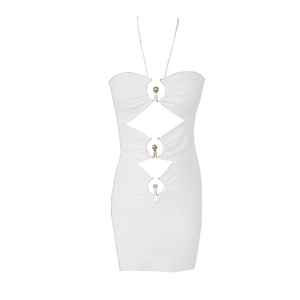 Mini robe blanche moulante dos nu avec découpes en losange et boucles métalliques dorées