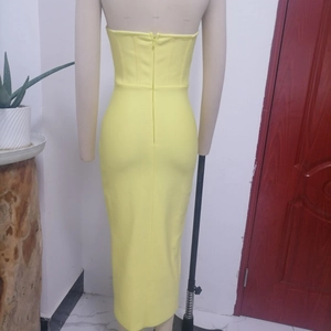 Détail robe midi jaune bustier avec baleines de corset et fermeture éclair au dos